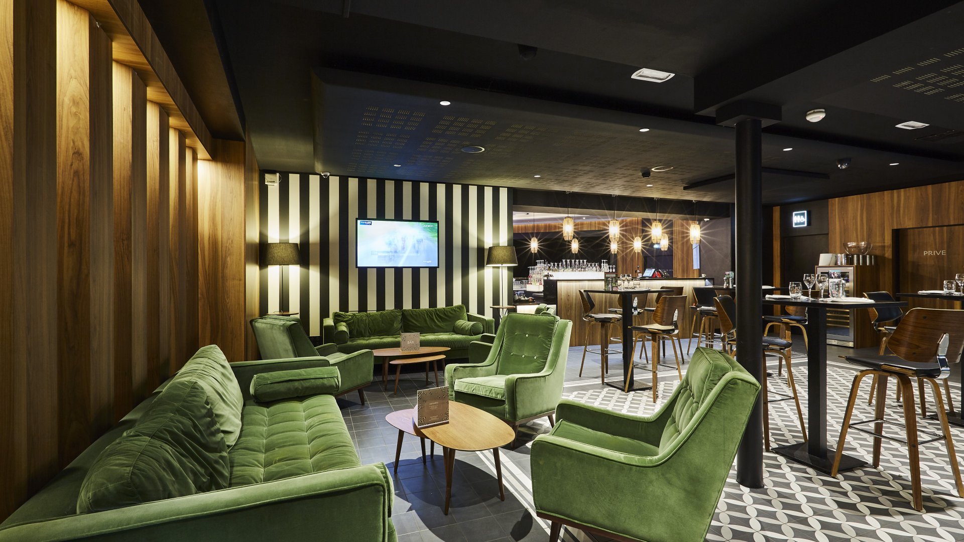 Bar élégant du Casino de Plouescat avec fauteuils en velours verts et ambiance feutrée