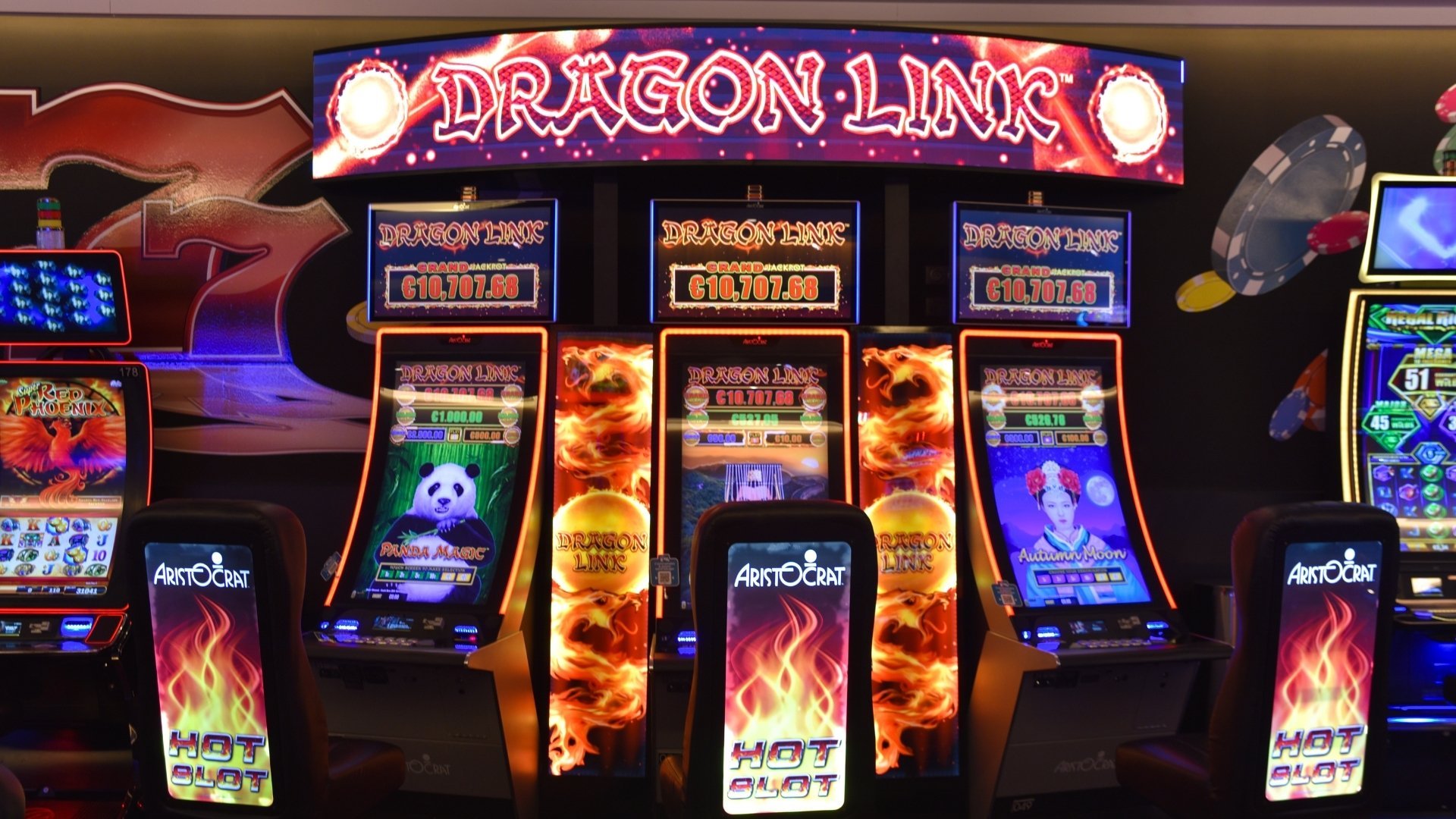 Machine à sous dernier cri au Casino de Plouescat, lumières vives et écran digital