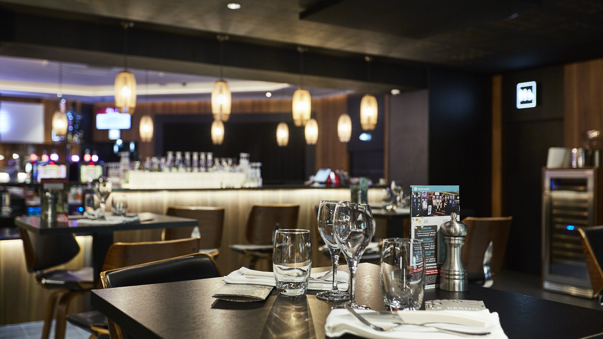 Salle du restaurant du Casino de Plouescat, cadre raffiné et convivial