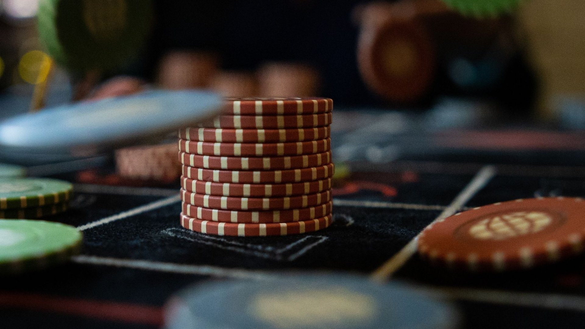 Jetons de casino posés sur une table de jeu au Casino de Plouescat